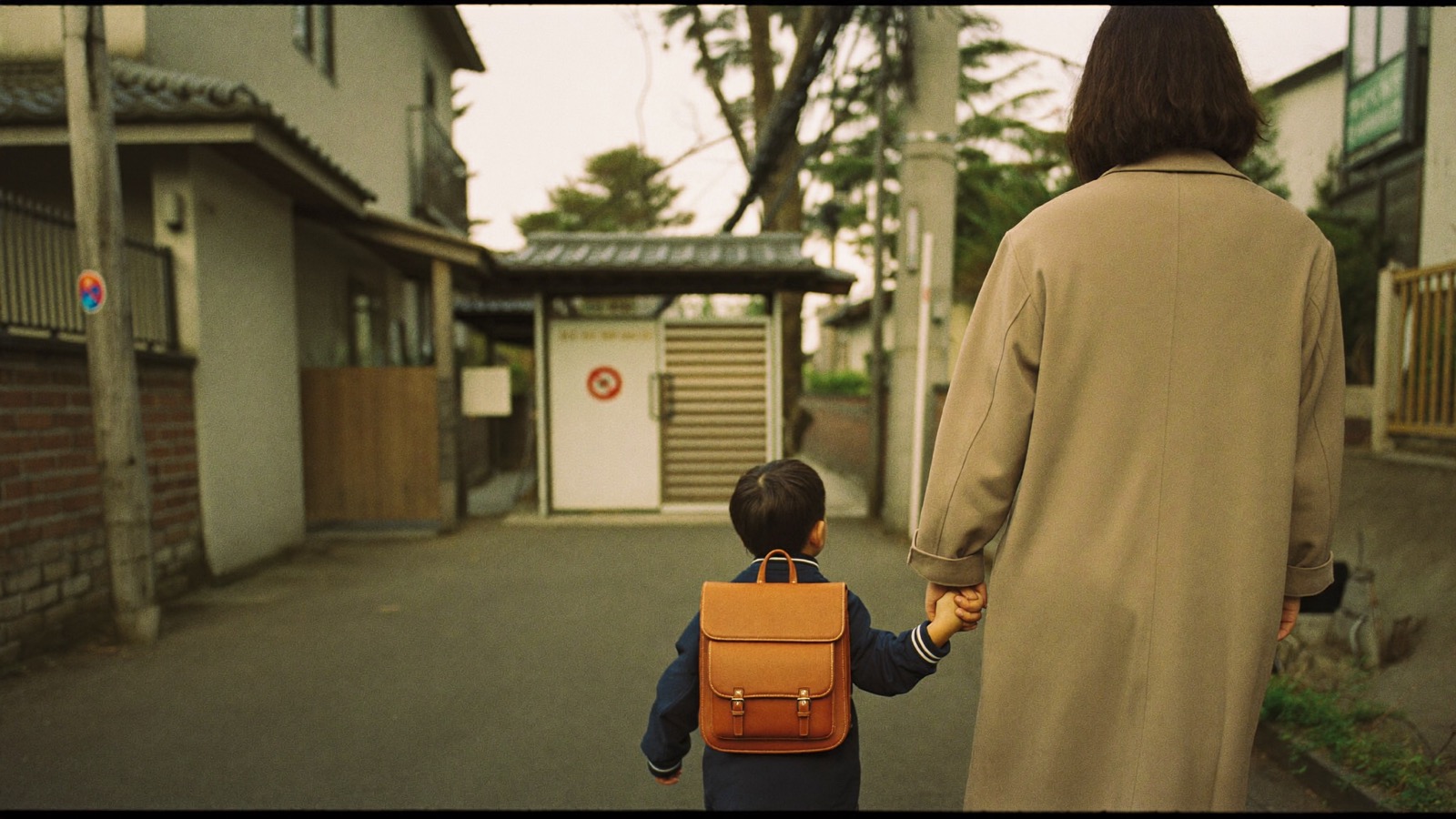 登校する親子の後ろ姿
